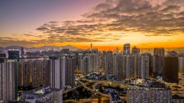 Akşam ışığı yoğun otoyol döngülerini ve kuleleri aydınlatıyor 5 Şubat 2026