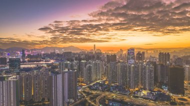 Kowloon 5 Şubat 2026 boyunca yükselen şehir binaları akşam parlaklığında parlıyor