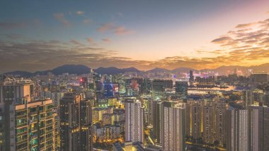 Kowloon 5 Şubat 2026 boyunca yükselen şehir binaları akşam parlaklığında parlıyor