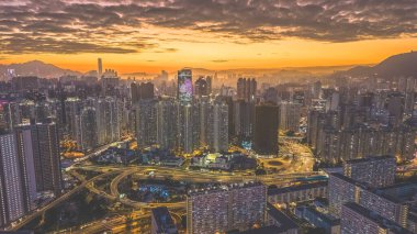 Akşam ışığı yoğun otoyol döngülerini ve kuleleri aydınlatıyor 5 Şubat 2026