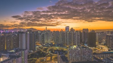 Akşam ışığı yoğun otoyol döngülerini ve kuleleri aydınlatıyor 5 Şubat 2026