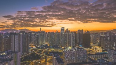 Akşam ışığı yoğun otoyol döngülerini ve kuleleri aydınlatıyor 5 Şubat 2026