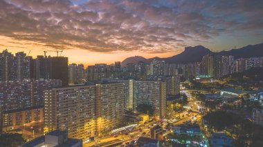 Dramatik akşam ışığı, yoğun kentsel konut manzarasını vurguluyor 5 Şubat 2026