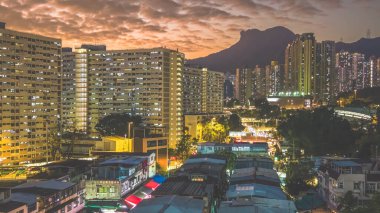 Akşam ışıkları 5 Şubat 2026 'da şehir arkaplanına karşı köy pazarını aydınlatacak