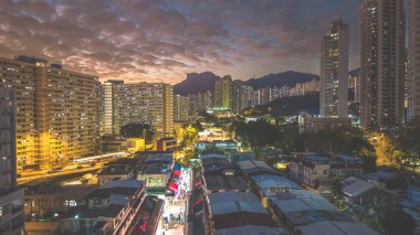 Akşam ışıkları 5 Şubat 2026 'da şehir arkaplanına karşı köy pazarını aydınlatacak