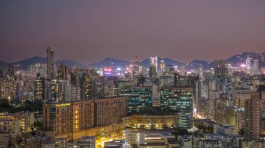 Akşam kenti yoğun caddeleri ve yüksek kuleleri aydınlatıyor. 6 Şubat 2026