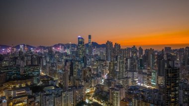 Ilık akşam ışıkları, 6 Şubat 2026 'ya tepeden bakan kuleleri aydınlatıyor.