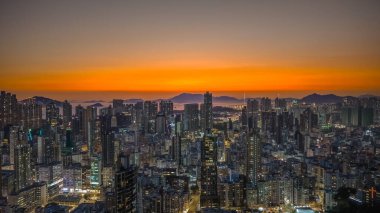 Ilık akşam ışıkları, 6 Şubat 2026 'ya tepeden bakan kuleleri aydınlatıyor.