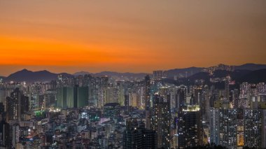 Ilık akşam ışıkları, 6 Şubat 2026 'ya tepeden bakan kuleleri aydınlatıyor.