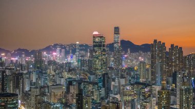 Parlayan şehir ışıkları, 6 Şubat 2026 'da her iki taraftaki yoğun kuleleri vurguluyor