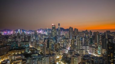 Ilık akşam ışıkları, 6 Şubat 2026 'ya tepeden bakan kuleleri aydınlatıyor.