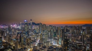 Yoğun ışıklandırılmış kuleler, 6 Şubat 2026 'da yoğun gece vardiyasının üzerinde yükseliyor.