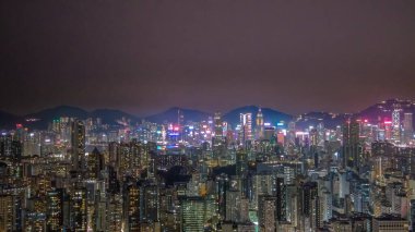 Parlayan şehir ışıkları, 6 Şubat 2026 'da her iki taraftaki yoğun kuleleri vurguluyor