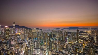 Ilık akşam ışıkları, 6 Şubat 2026 'ya tepeden bakan kuleleri aydınlatıyor.