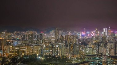 6 Şubat 2026 'da Kowloon caddelerinin üzerinde aydınlık kuleler yükseliyor.