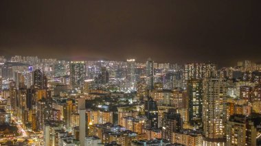 6 Şubat 2026 'da Kowloon caddelerinin üzerinde aydınlık kuleler yükseliyor.