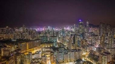 Parlayan şehir ışıkları, 6 Şubat 2026 'da her iki taraftaki yoğun kuleleri vurguluyor