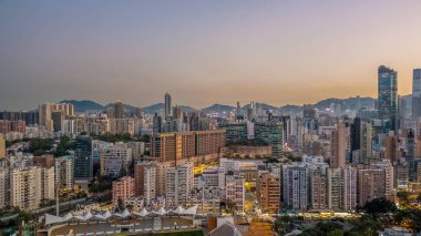 Akşam parlaması, 6 Şubat 2026 'da canlı ilçeler arasında yoğun kuleleri vurguluyor