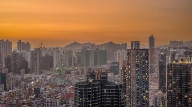 Yoğun ışıklandırılmış kuleler, 6 Şubat 2026 'da yoğun gece vardiyasının üzerinde yükseliyor.