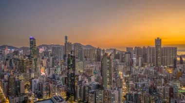 Akşam kenti yoğun caddeleri ve yüksek kuleleri aydınlatıyor. 6 Şubat 2026