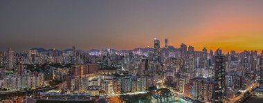 Parlayan şehir ışıkları, 6 Şubat 2026 'da her iki taraftaki yoğun kuleleri vurguluyor