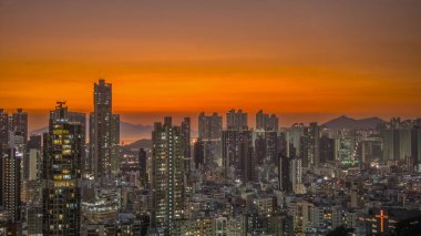 Ilık akşam ışıkları, 6 Şubat 2026 'ya tepeden bakan kuleleri aydınlatıyor.