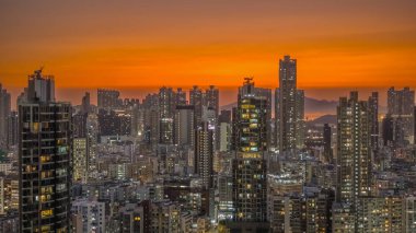 Ilık akşam ışıkları, 6 Şubat 2026 'ya tepeden bakan kuleleri aydınlatıyor.