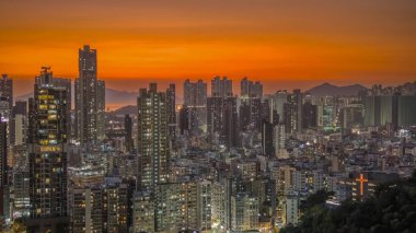 Ilık akşam ışıkları, 6 Şubat 2026 'ya tepeden bakan kuleleri aydınlatıyor.