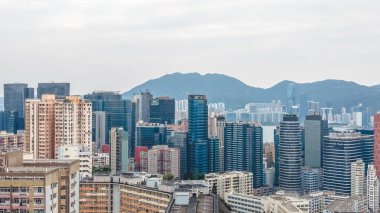 Şık ticari kulelerin yanında yoğun konut blokları duruyor. 8 Şubat 2026