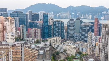 Şık ticari kulelerin yanında yoğun konut blokları duruyor. 8 Şubat 2026