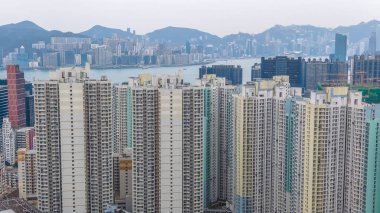 Kalabalık caddelerin ve yeşilliklerin üzerinde uzun apartmanlar yükseliyor. 8 Şubat 2026