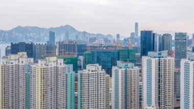 Şık ticari kulelerin yanında yoğun konut blokları duruyor. 8 Şubat 2026