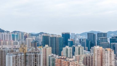 Şık ticari kulelerin yanında yoğun konut blokları duruyor. 8 Şubat 2026