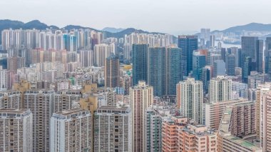 Şık ticari kulelerin yanında yoğun konut blokları duruyor. 8 Şubat 2026