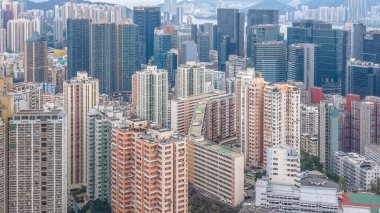 Şık ticari kulelerin yanında yoğun konut blokları duruyor. 8 Şubat 2026