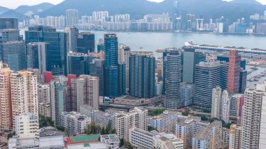 Şık ticari kulelerin yanında yoğun konut blokları duruyor. 8 Şubat 2026