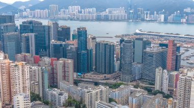 Şık ticari kulelerin yanında yoğun konut blokları duruyor. 8 Şubat 2026