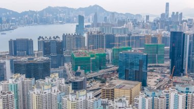 Şık ticari kulelerin yanında yoğun konut blokları duruyor. 8 Şubat 2026