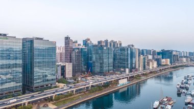 Yükseltilmiş otoyol manzaralı gezinti alanı sakin mavi suyun yanında 8 Şubat 2026