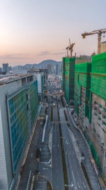 8 Şubat 2026 'da vinçlerin altındaki yeşil iskeleye sarılı büyük bir hastane yapısı.