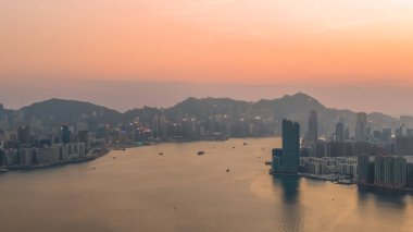 Sıcak akşam ışığı, 8 Şubat 2026 'da dağların çerçevelediği sakin limanı gözler önüne seriyor.