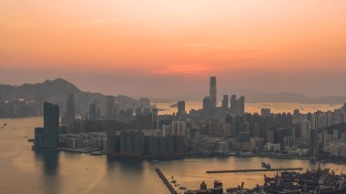 Akşam parlaması, 8 Şubat 2026 sularını çevreleyen yoğun kuleleri vurguluyor.