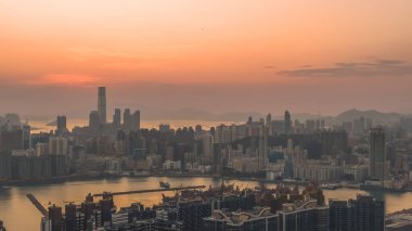 Akşam parlaması, 8 Şubat 2026 sularını çevreleyen yoğun kuleleri vurguluyor.