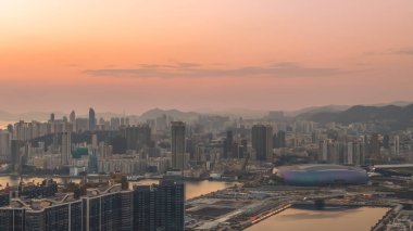 Akşam ufuk çizgisi 8 Şubat 2026 'da liman ve dağların yanındaki stadyuma vurgu yapıyor.