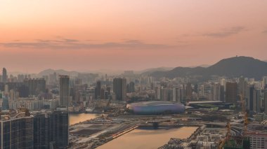 Akşam ufuk çizgisi 8 Şubat 2026 'da liman ve dağların yanındaki stadyuma vurgu yapıyor.