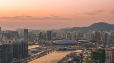 Akşam ufuk çizgisi 8 Şubat 2026 'da liman ve dağların yanındaki stadyuma vurgu yapıyor.