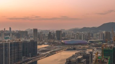 Akşam ufuk çizgisi 8 Şubat 2026 'da liman ve dağların yanındaki stadyuma vurgu yapıyor.