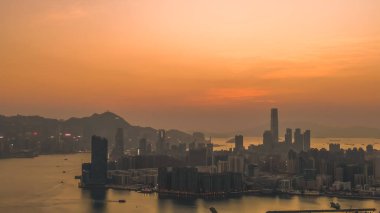 Akşam parlaması, 8 Şubat 2026 sularını çevreleyen yoğun kuleleri vurguluyor.