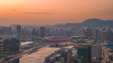 Şehir ışıkları 8 Şubat 2026 'da yoğun kuleleri ve ticari bölge siluetini vurguluyor