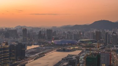 Şehir ışıkları 8 Şubat 2026 'da yoğun kuleleri ve ticari bölge siluetini vurguluyor